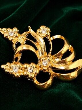 Vintage Gold Tone Floral Rhinestone Brooch